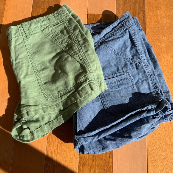 2 Pairs of WOMEN Shorts Size 10 GAP & OLD NAVY - Picture 1 of 5